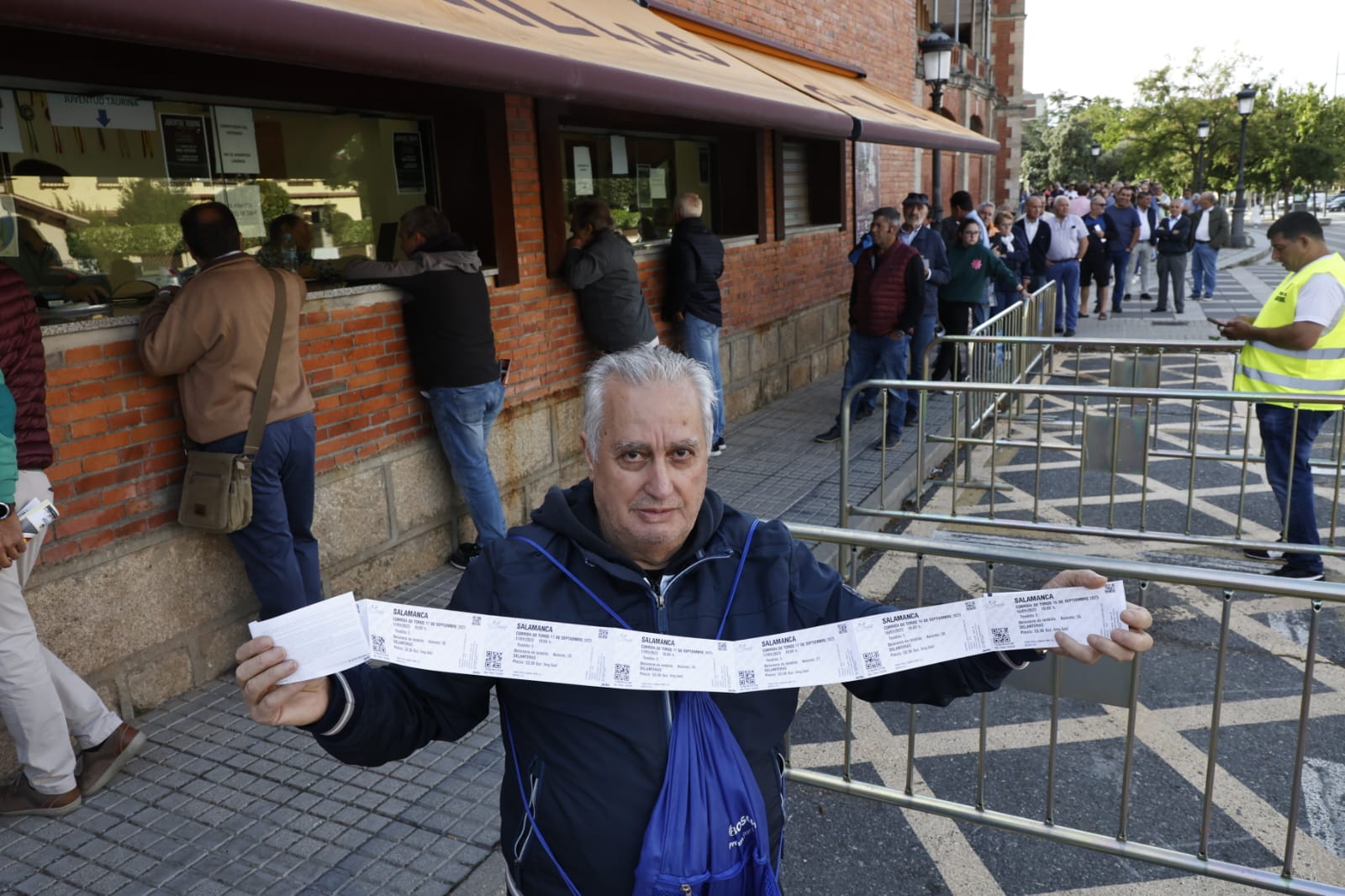 Largas colas en las taquillas de La Glorieta