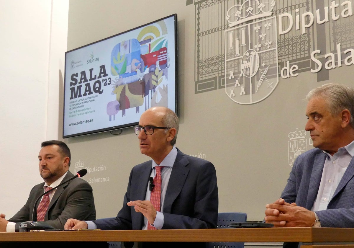 Santiago Castañeda, diputado de Salamaq; Javier Iglesias, presidente de la Diputación y José Roque, diputado de Agricultura y Ganadería.