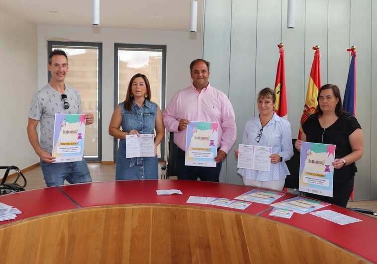 Javier Julián Juy, María Jesús Moro, Roberto Martín, Teresa Cetulio y Maleny Gómez presentaron el curso de la ludoteca municipal.
