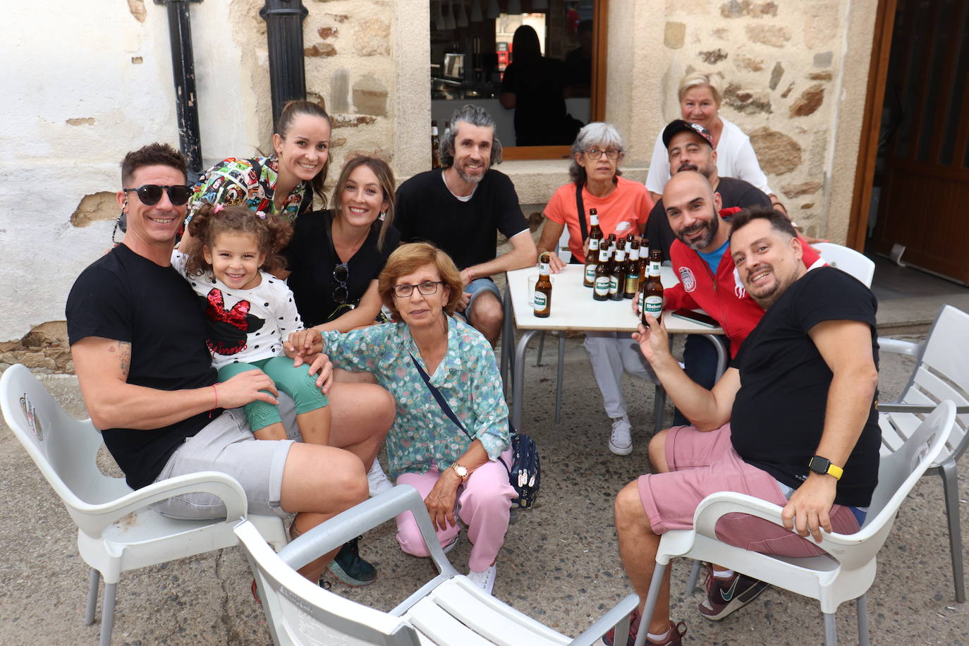 Las peñas dan color y animación al inicio festivo en Cespedosa de Tormes