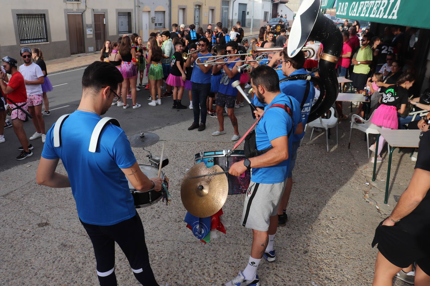 Las peñas dan color y animación al inicio festivo en Cespedosa de Tormes