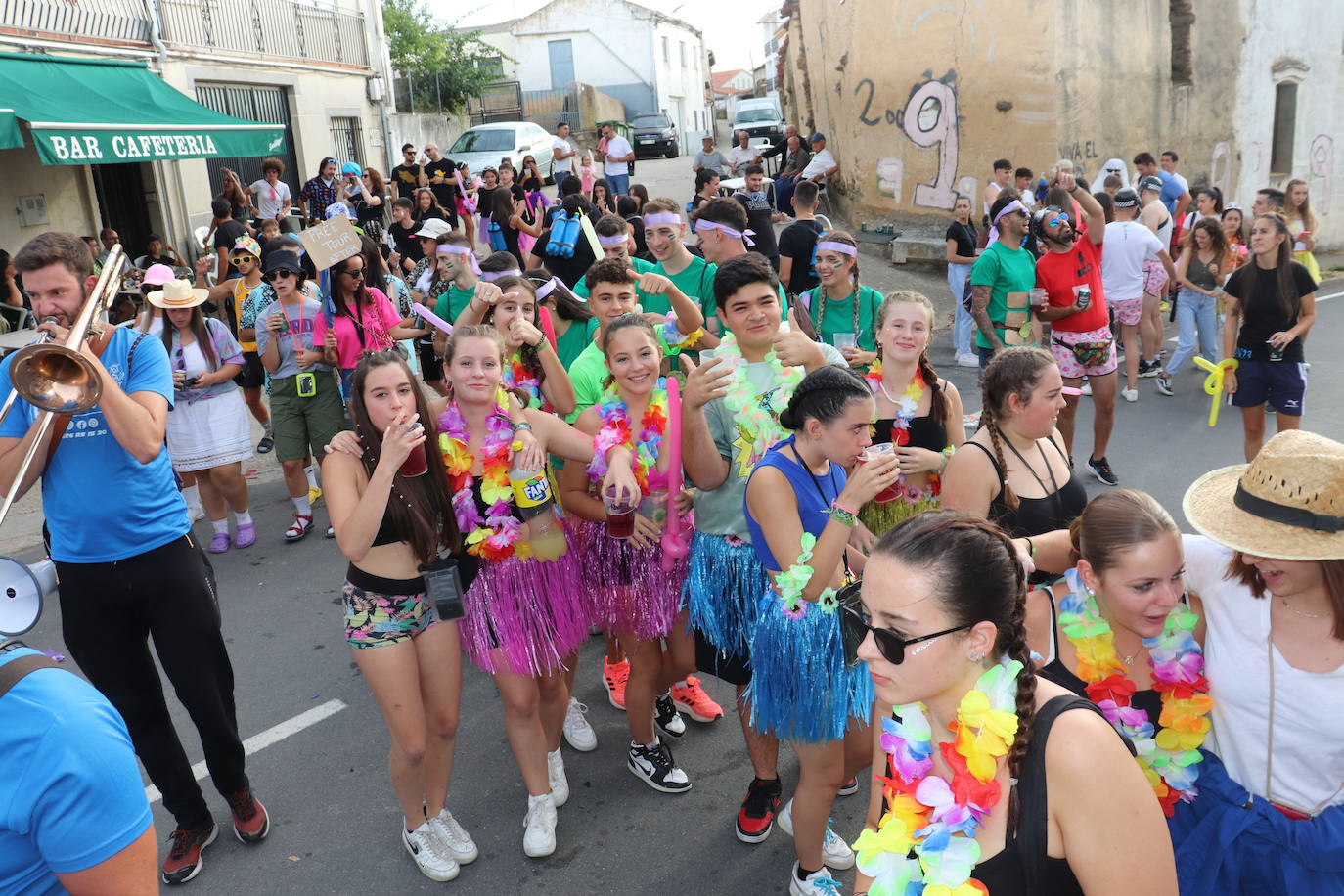 Las peñas dan color y animación al inicio festivo en Cespedosa de Tormes