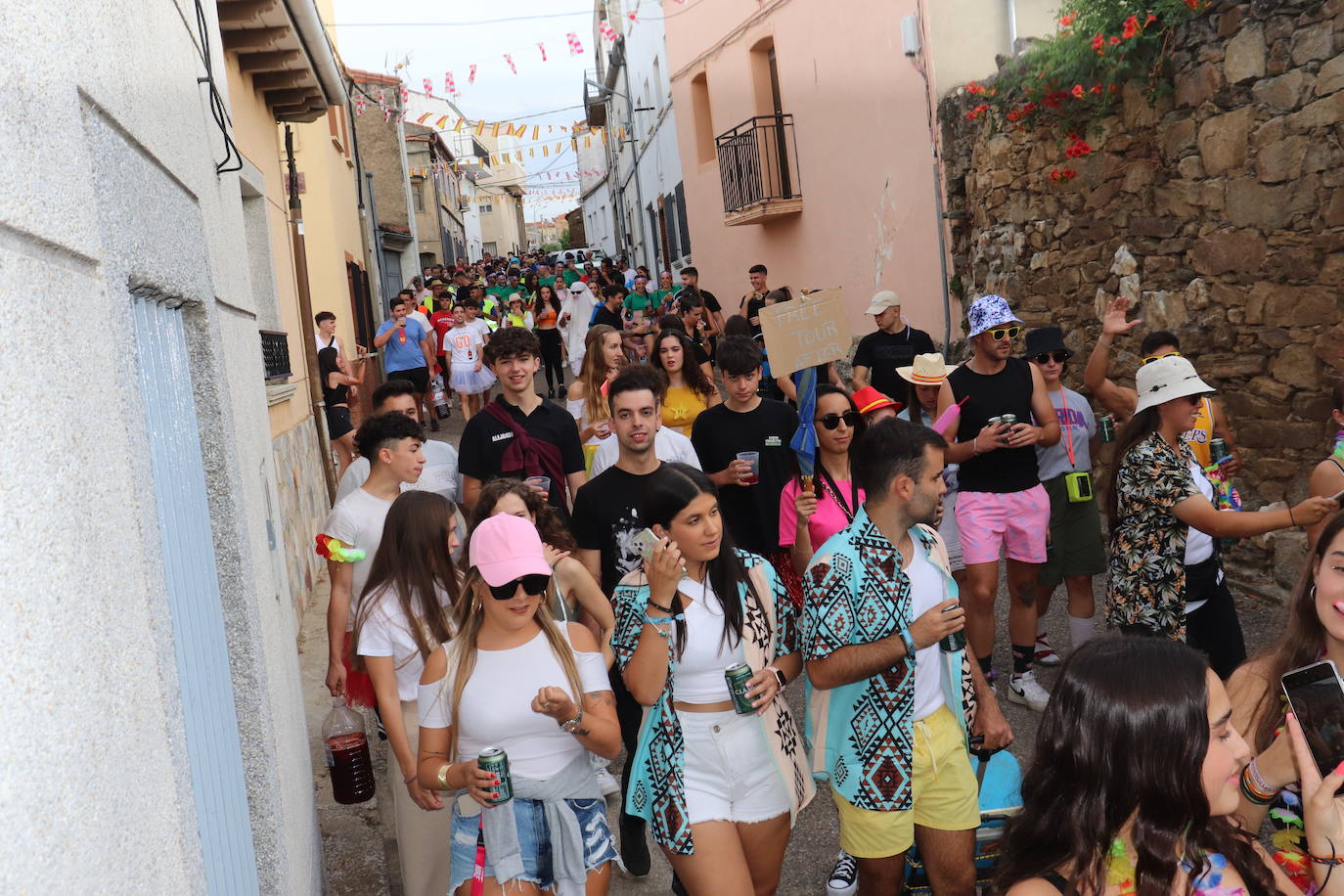 Las peñas dan color y animación al inicio festivo en Cespedosa de Tormes