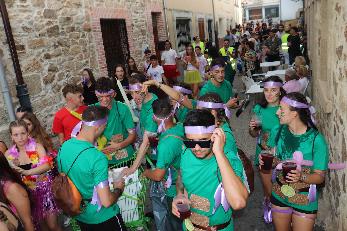 Las peñas dan color y animación al inicio festivo en Cespedosa de Tormes