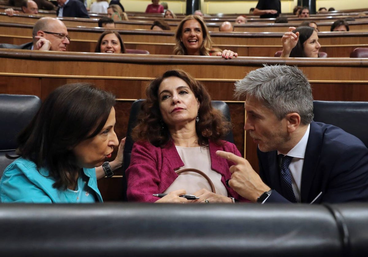 Margarita Robles y Fernando Grande-Marlaska, a ambos lados de Montero, en el Congreso