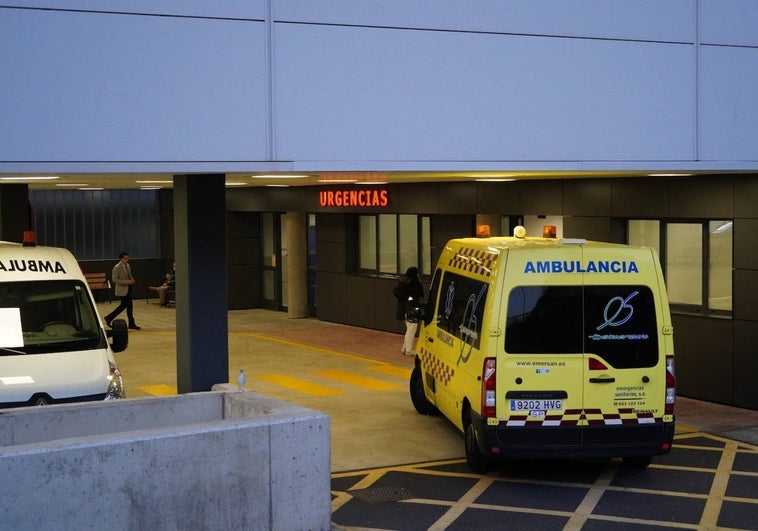 Alarma en la avenida de Villamayor: se corta una mano con una botella y deja un cajero lleno de sangre