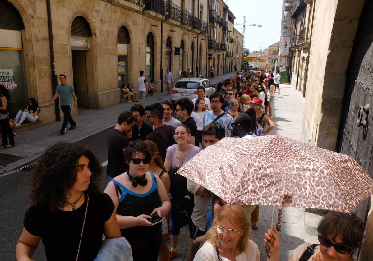 Imagen de la cola que se formó en uno de los últimos casting en Salamanca.