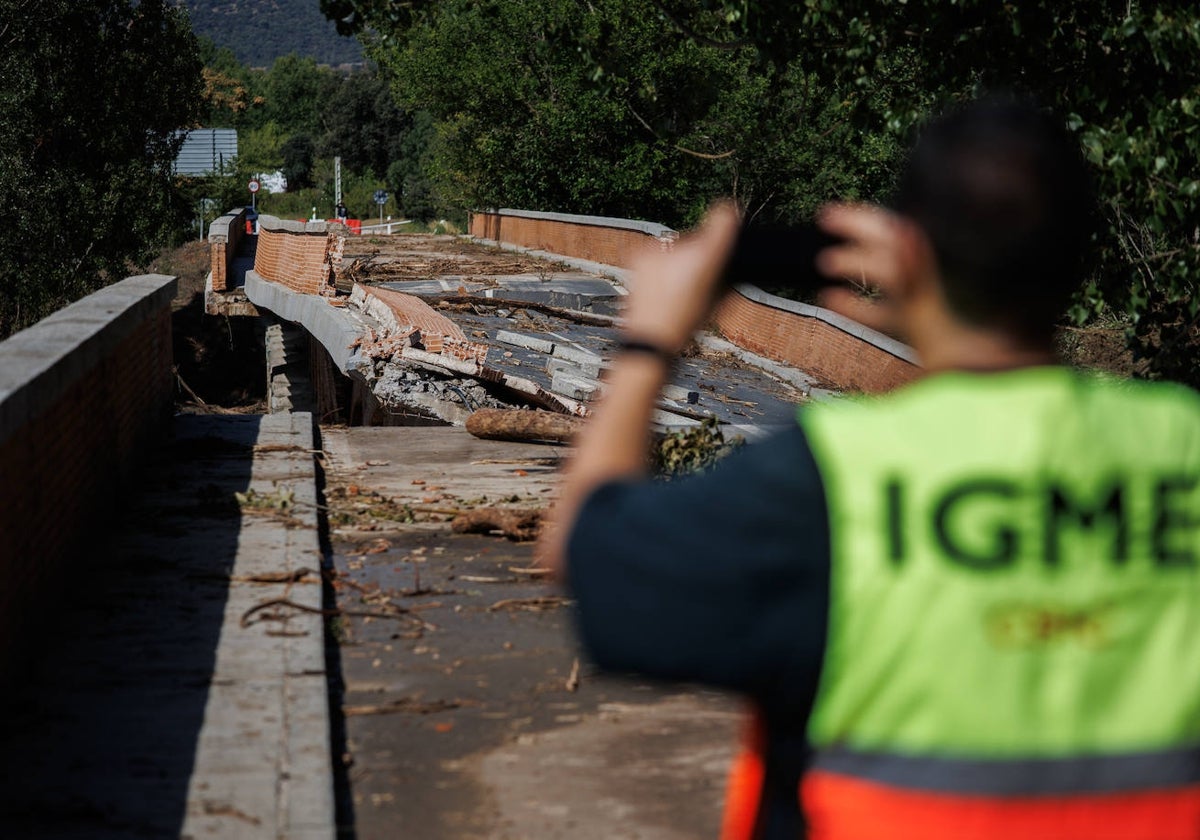 Puente quebrado en la localidad de Aldea del Fresno.