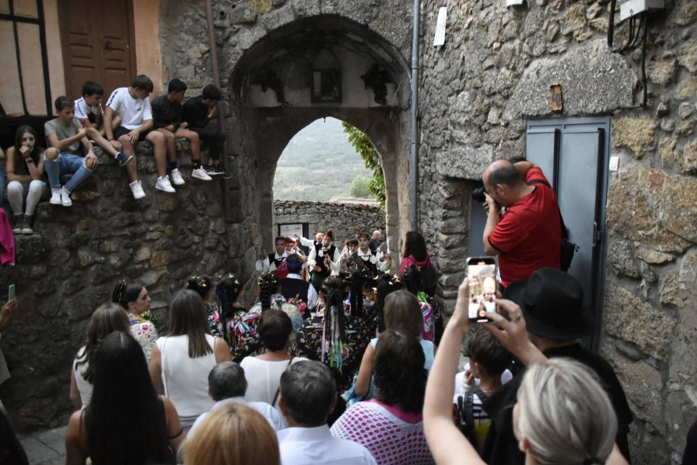 Procesión nocturna al abrigo de bailes serranos