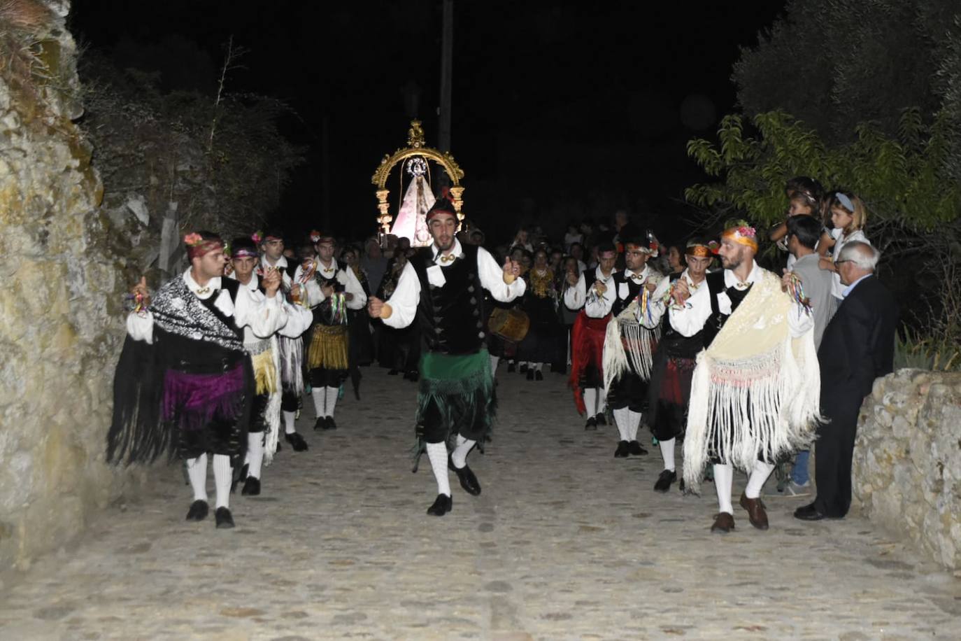 Procesión nocturna al abrigo de bailes serranos