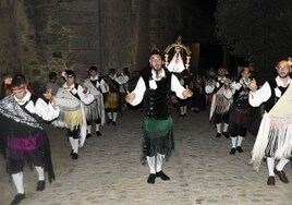 Bailes durante la expectante procesión hasta el pueblo