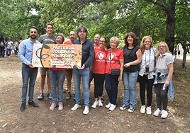 Las autoridades de Béjar entregan a la asociación bejarana de lucha contra el cáncer la recaudación de la paella solidaria.