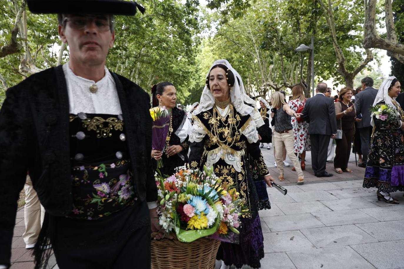 Los charros lucen sus exquisitas galas para arropar a la Virgen de la Vega