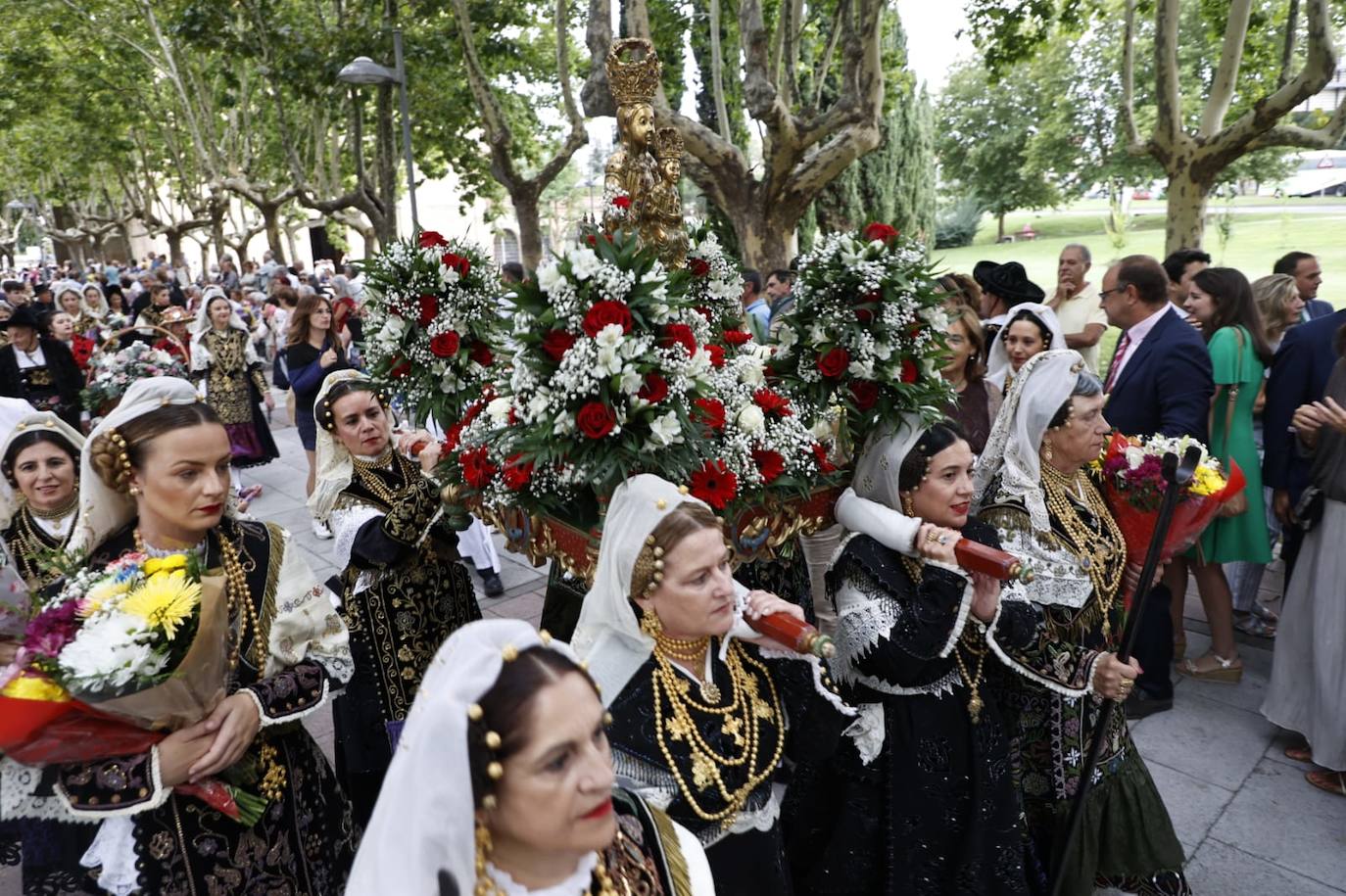 Los charros lucen sus exquisitas galas para arropar a la Virgen de la Vega