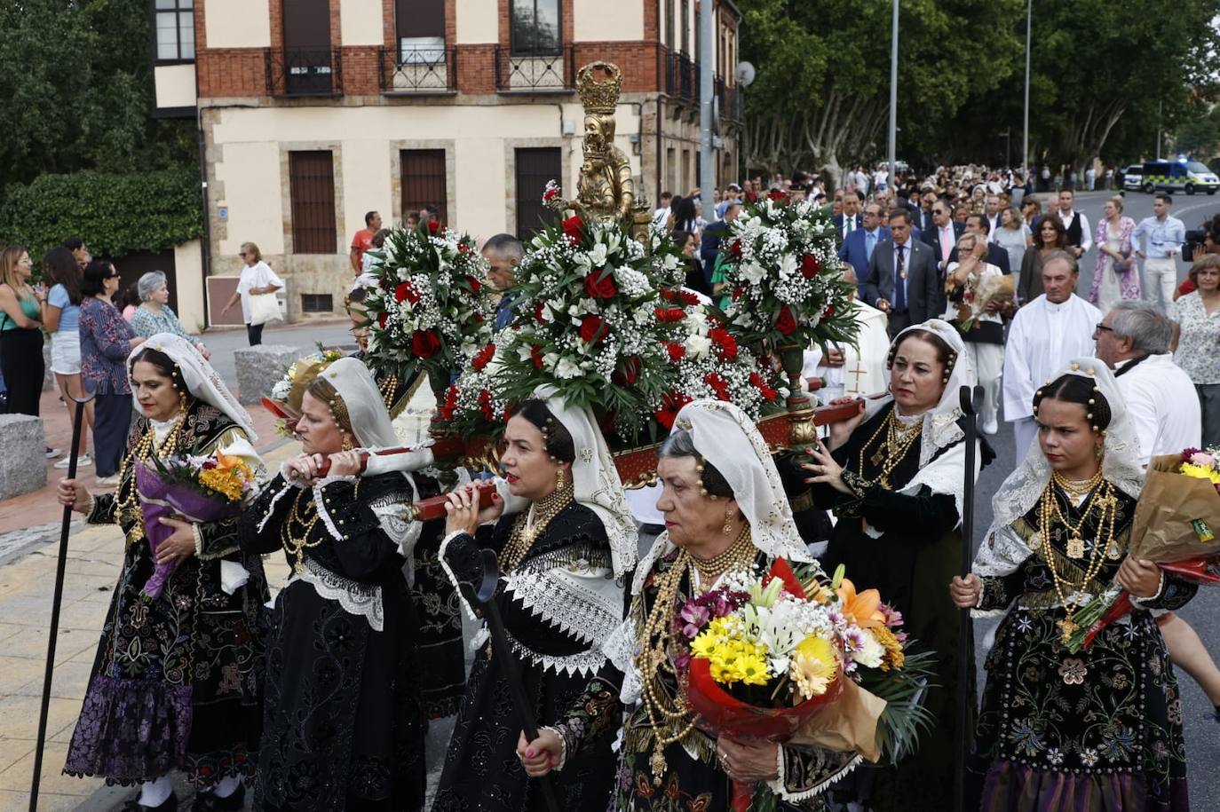 Los charros lucen sus exquisitas galas para arropar a la Virgen de la Vega