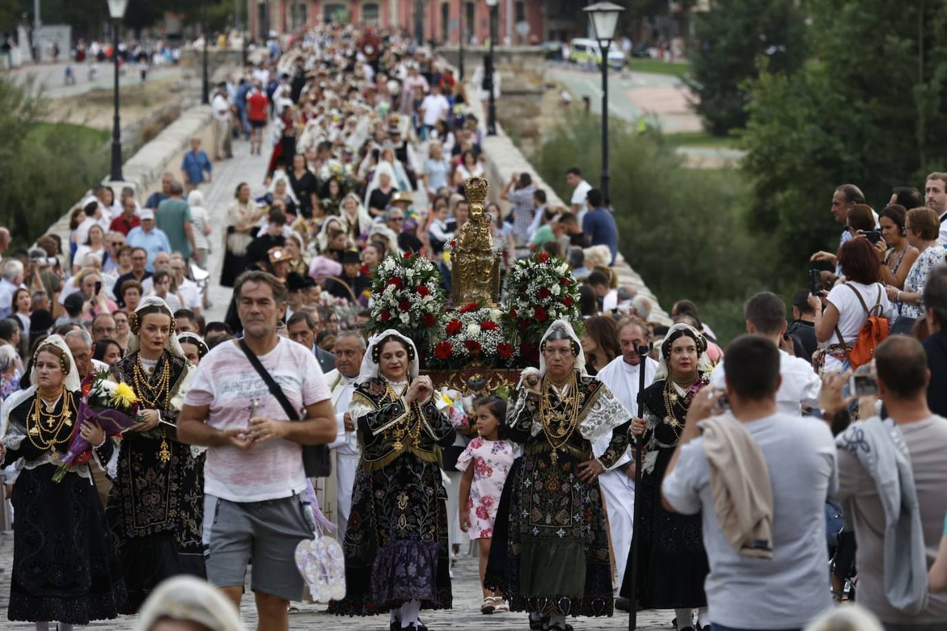 Los charros lucen sus exquisitas galas para arropar a la Virgen de la Vega