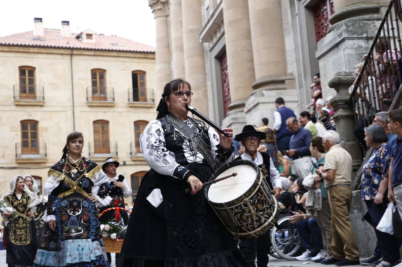 Los charros lucen sus exquisitas galas para arropar a la Virgen de la Vega