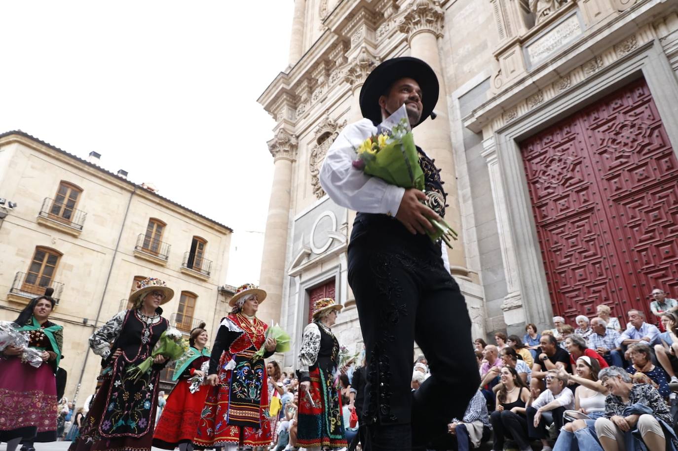 Los charros lucen sus exquisitas galas para arropar a la Virgen de la Vega