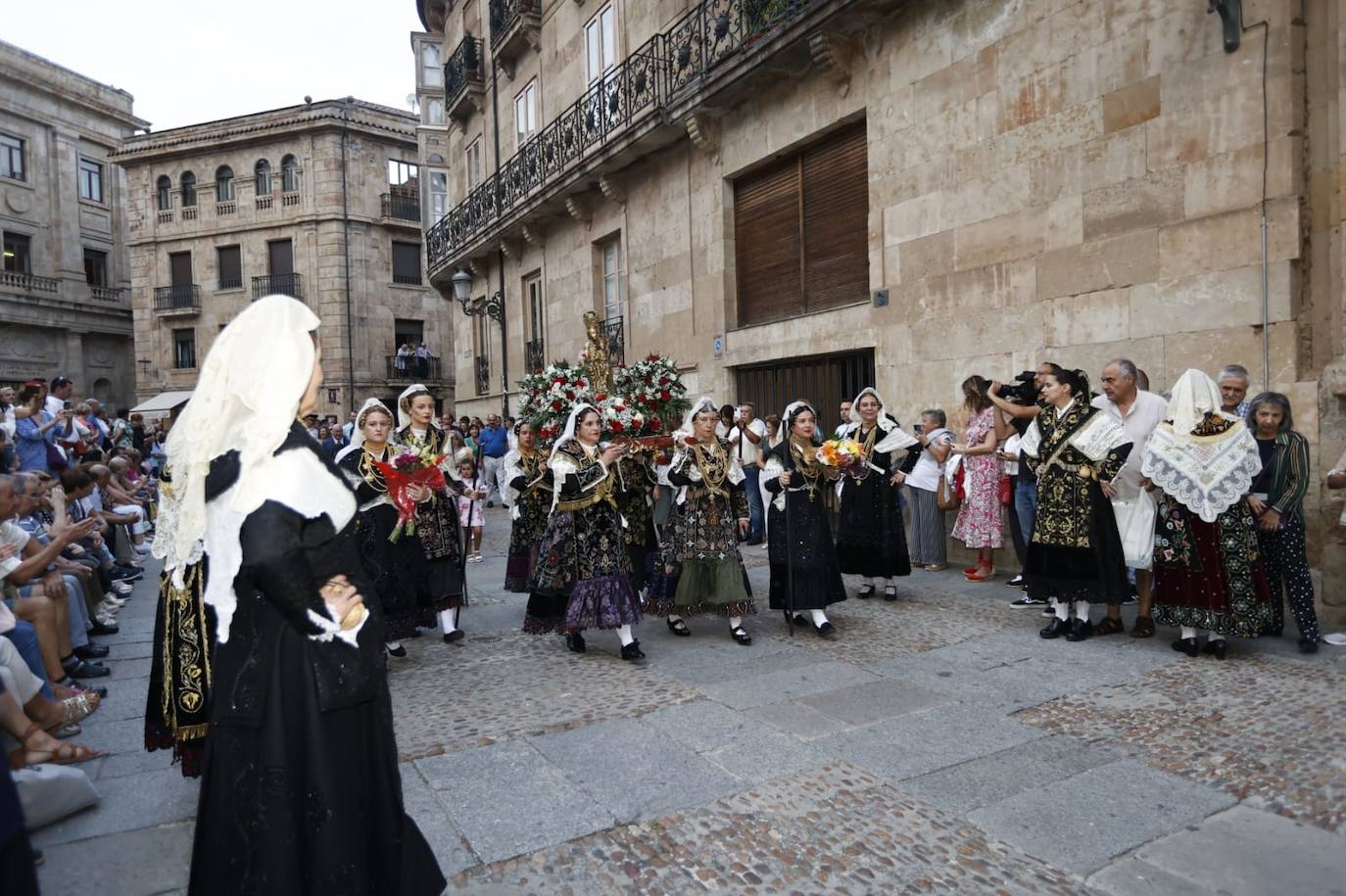 Los charros lucen sus exquisitas galas para arropar a la Virgen de la Vega