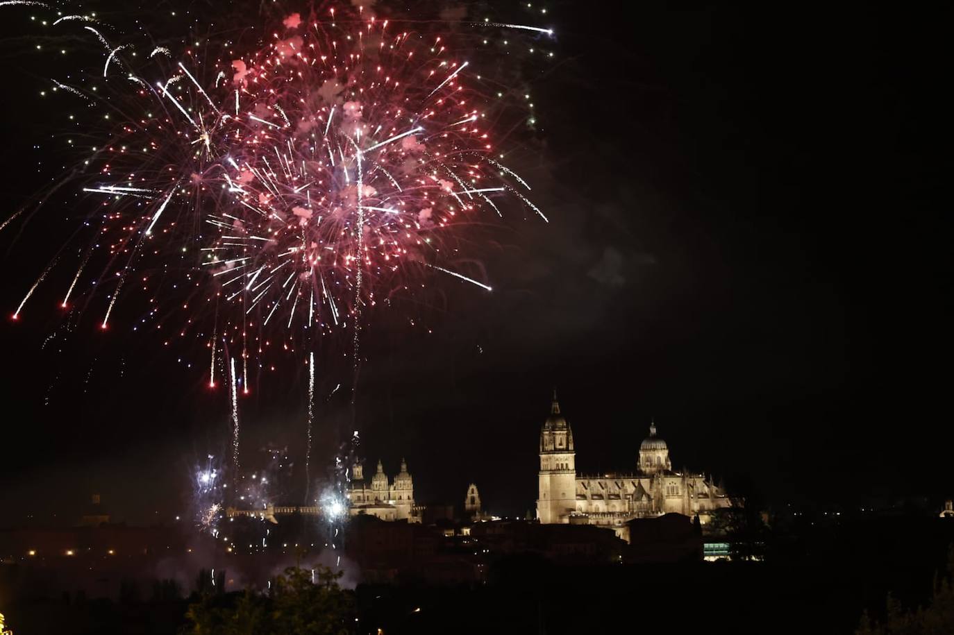 Pólvora en el cielo charro para inaugurar las fiestas