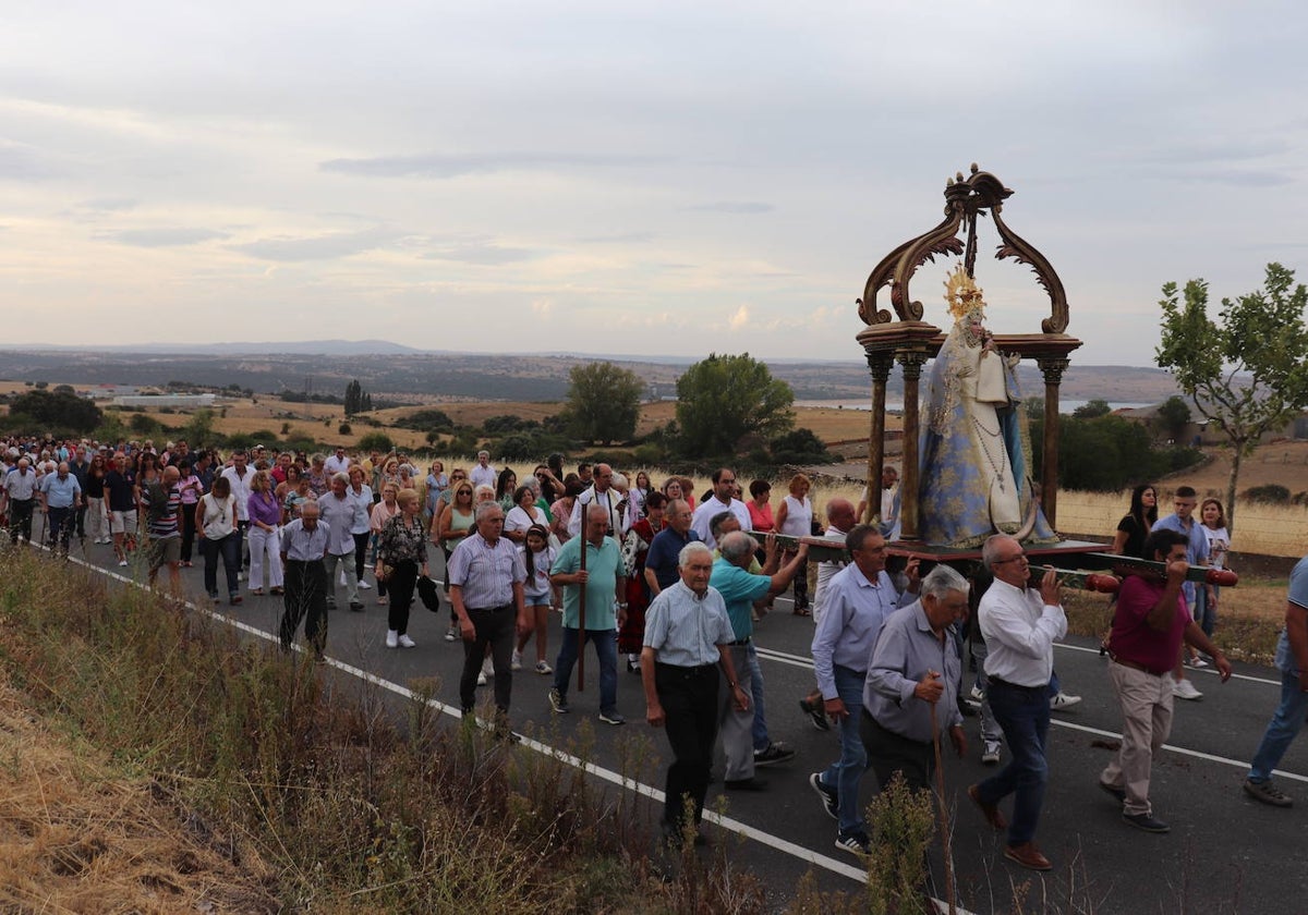 Cespedosa de Tormes se vuelca con la Virgen del Carrascal en el inicio de sus fiestas