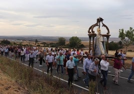 Los fieles acompañaron a la Virgen del Carrascal en la subida desde la ermita a la iglesia