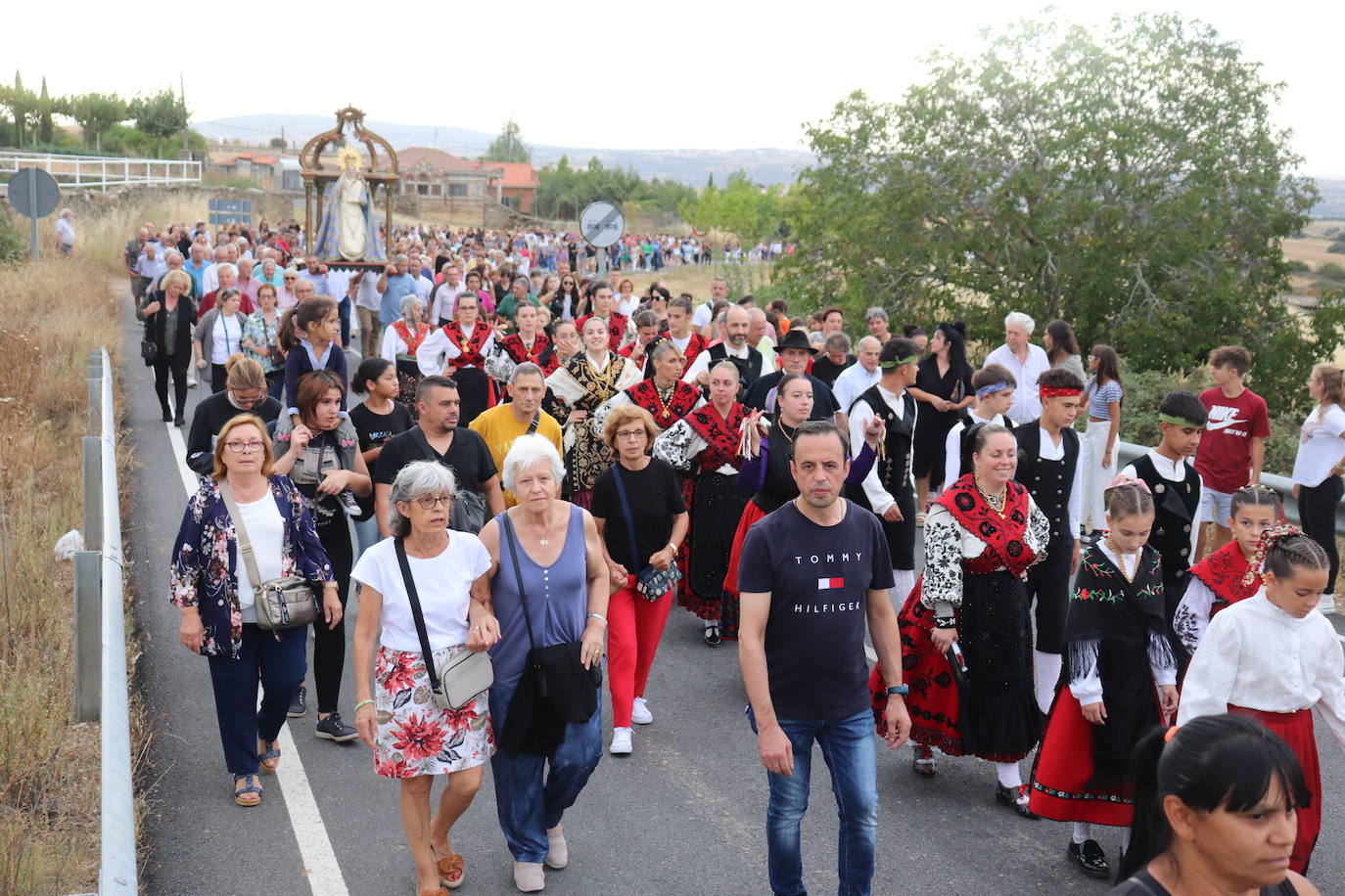 Cespedosa de Tormes se vuelca con la Virgen del Carrascal en el inicio de sus fiestas