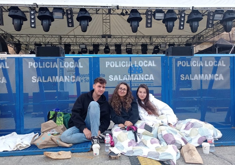 Fans haciendo espera para ver a Vanesa Martín.