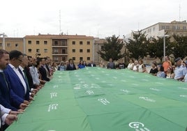 Momento en el que se despliega la gran bandera formada por 54 pequeñas banderas.