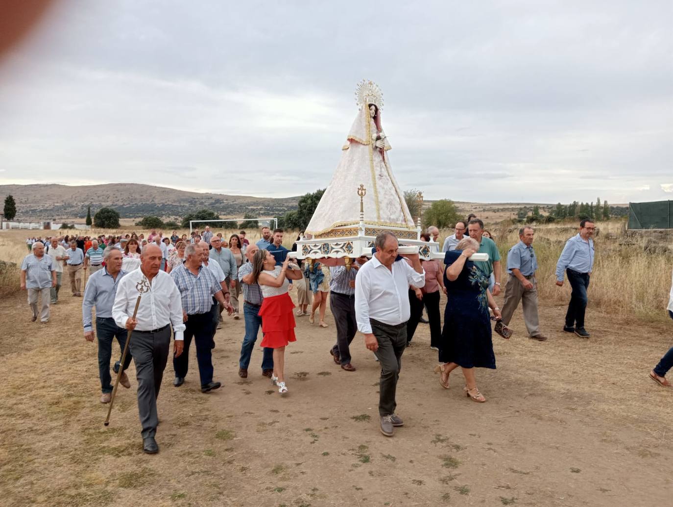 Los fieles de Gallegos de Solmirón honran a la Virgen de Gracia Carrero