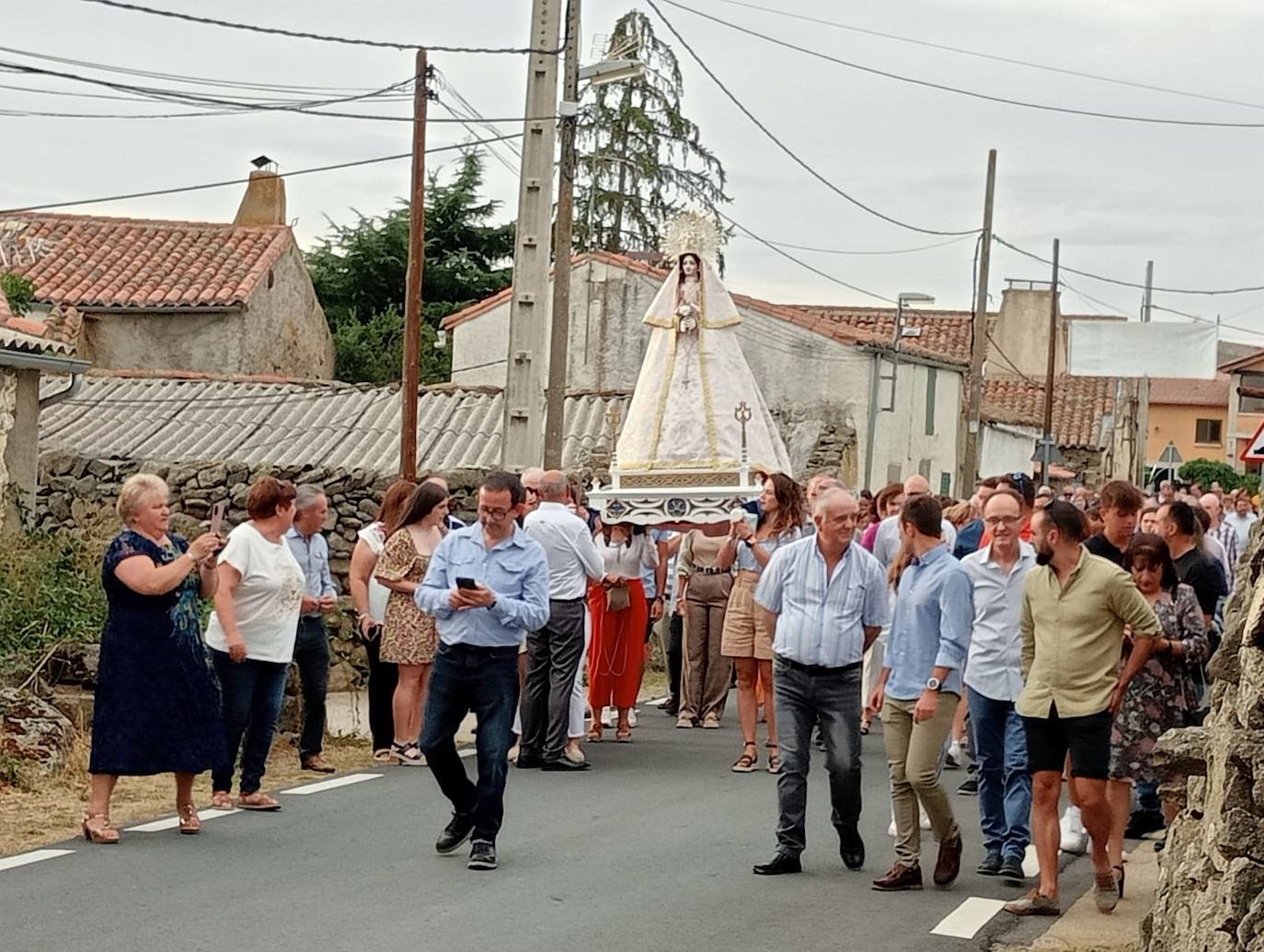 Los fieles de Gallegos de Solmirón honran a la Virgen de Gracia Carrero