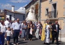 Paso de la procesión de con la Virgen de Gracia Carrero por la Plaza Mayor de Gallegos de Solmirón