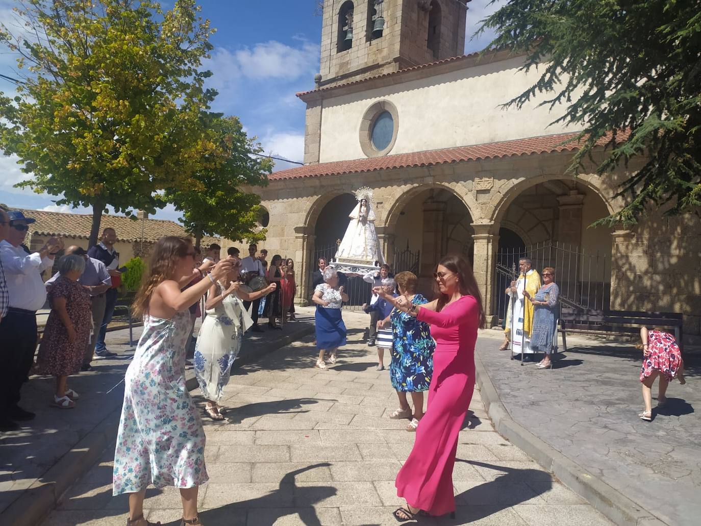 Gallegos de Solmirón no falla a la Virgen de Gracia Carrero