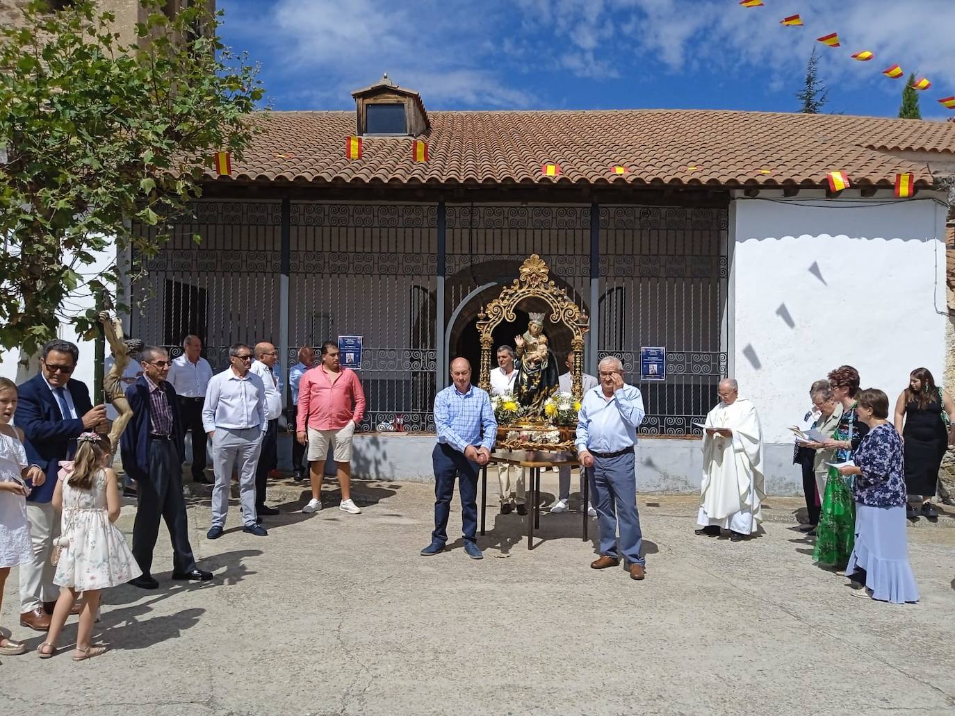 Los fieles de Aldeavieja de Tormes se vuelcan con la Virgen de la Antigua