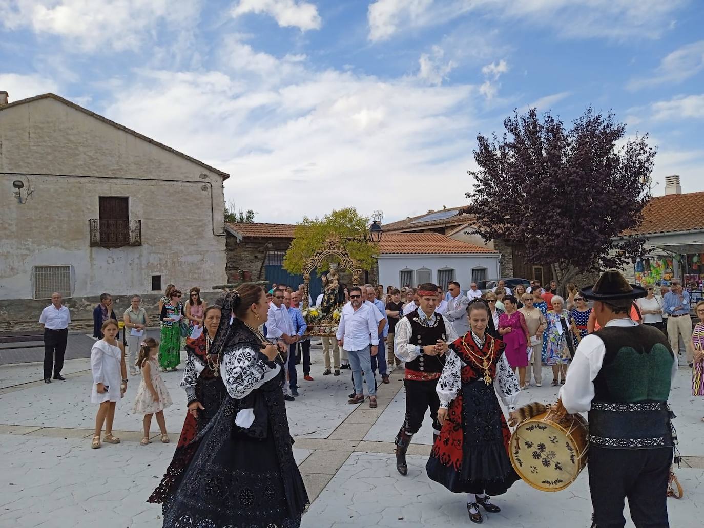 Los fieles de Aldeavieja de Tormes se vuelcan con la Virgen de la Antigua