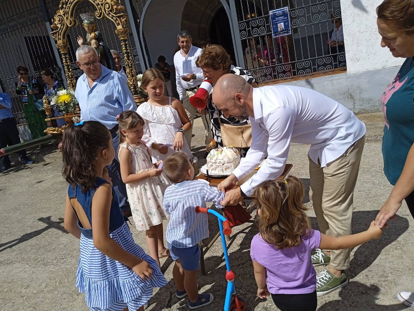 Los fieles de Aldeavieja de Tormes se vuelcan con la Virgen de la Antigua