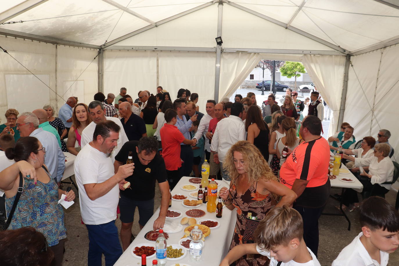 Los fieles de Aldeavieja de Tormes se vuelcan con la Virgen de la Antigua