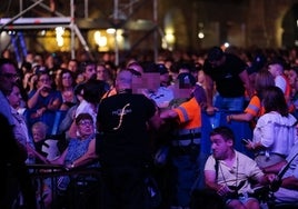 Los servicios de seguridad y Protección Civil, evacuando a la mujer indispuesta