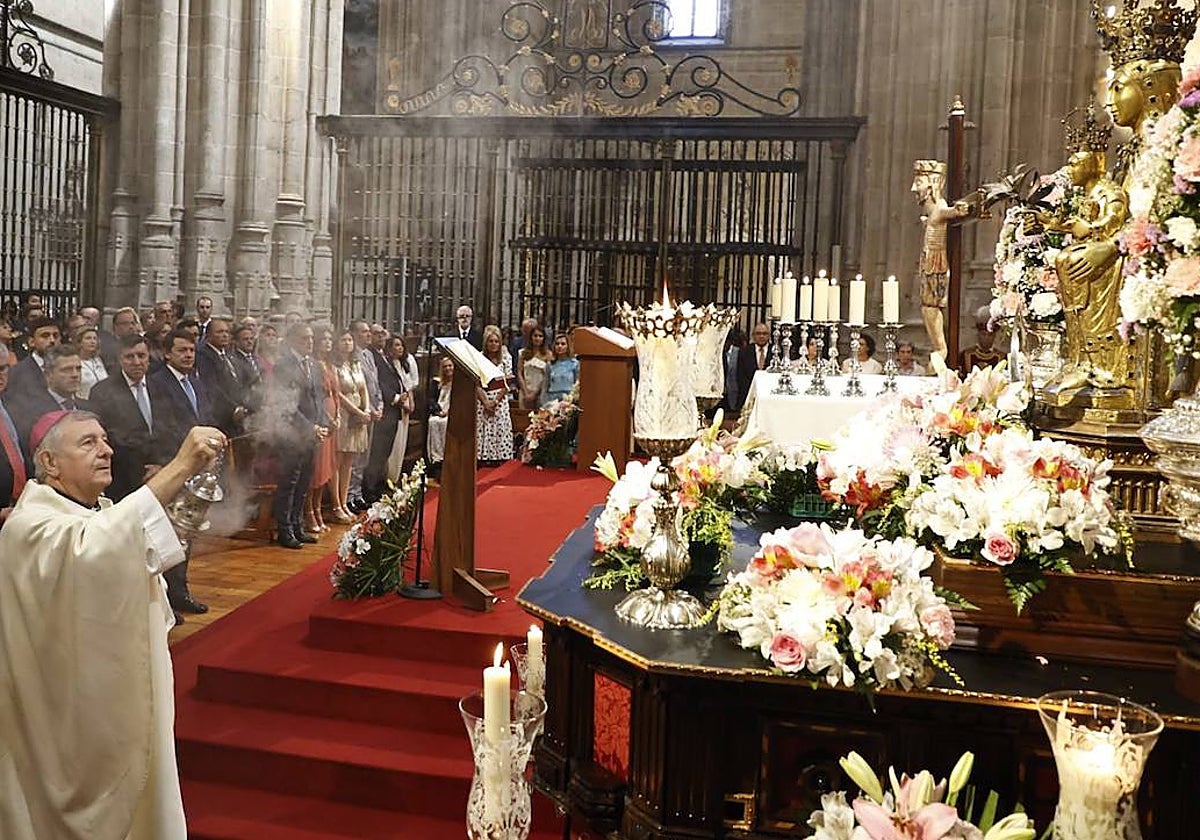 La Catedral acoge la tradicional misa en honor a la Virgen de la Vega