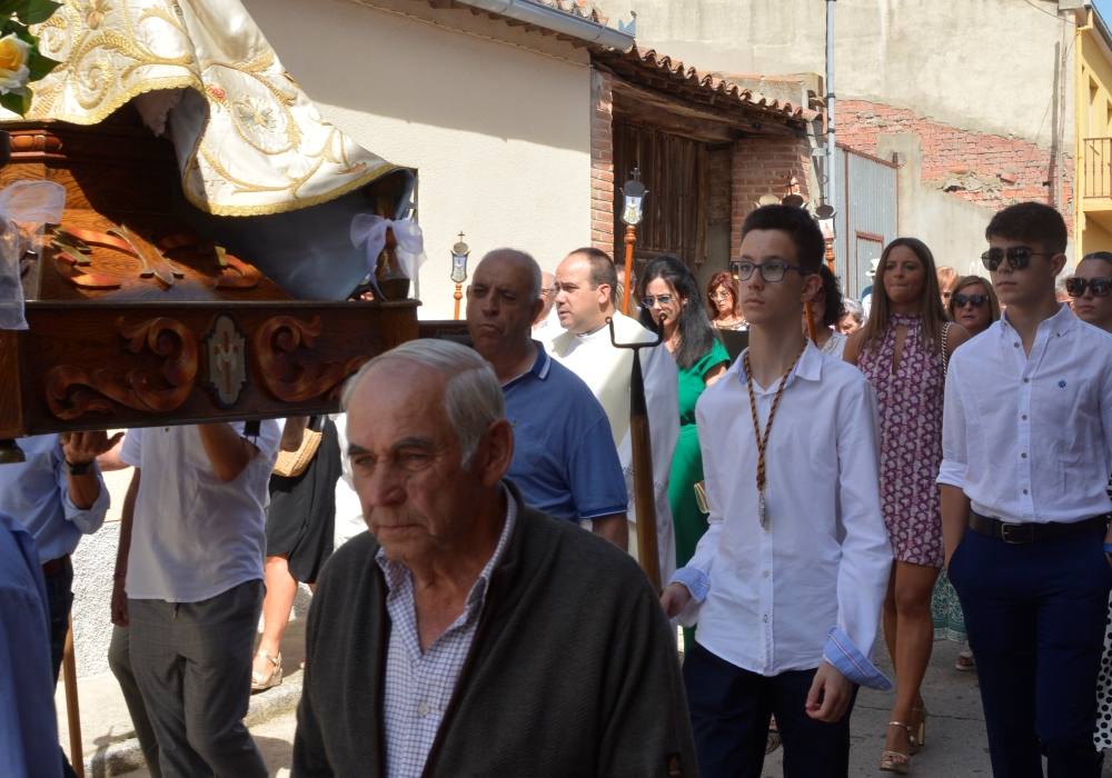 Honores a la Virgen de la Encina en la ermita de Macotera