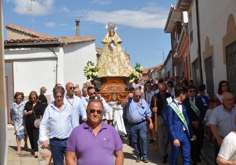Honores a la Virgen de la Encina en la ermita de Macotera