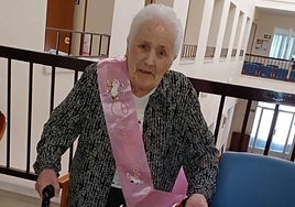 Natividad Pro Escudero recibió una banda en su 103 cumpleaños.