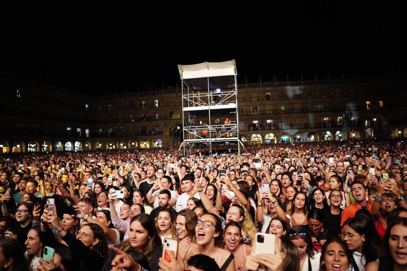 Miles de voces acompañan a Malú en su regreso a la Plaza Mayor