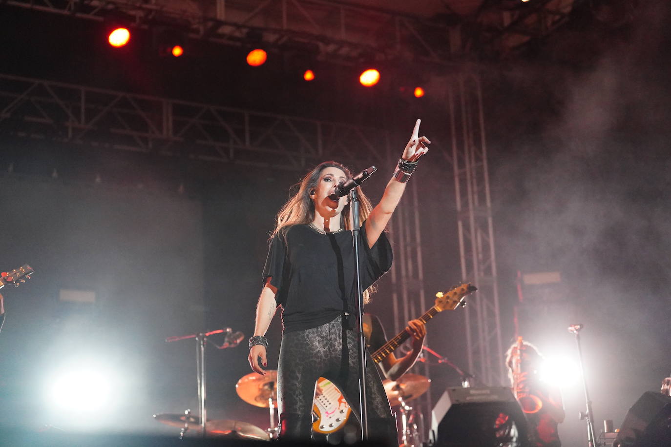 Miles de voces acompañan a Malú en su regreso a la Plaza Mayor