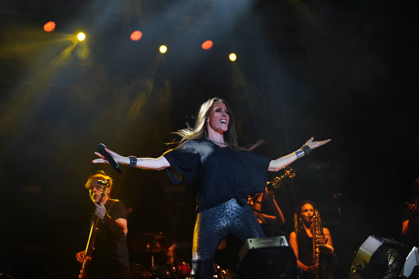 Miles de voces acompañan a Malú en su regreso a la Plaza Mayor