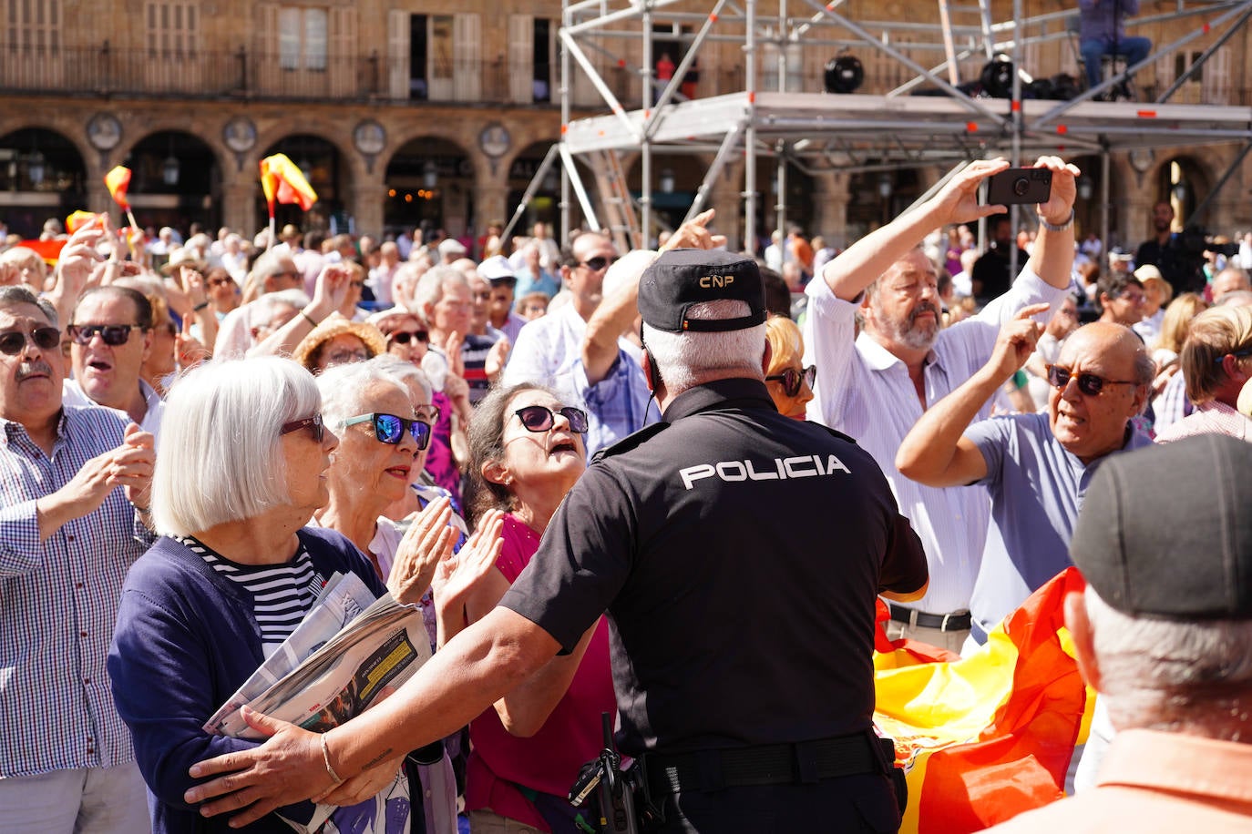 En imágenes: así fue el encontronazo entre los manifestantes contra la amnistía y los tamborileros