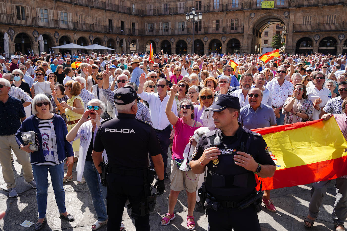 En imágenes: así fue el encontronazo entre los manifestantes contra la amnistía y los tamborileros