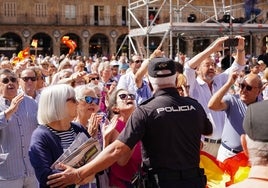 Un policía intenta apaciguar los ánimos