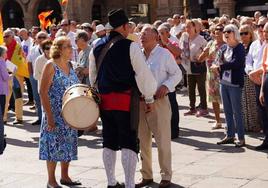 Bronca y empujones en la Plaza Mayor: manifestantes contra la amnistía irrumpen en el Día del Tamborilero