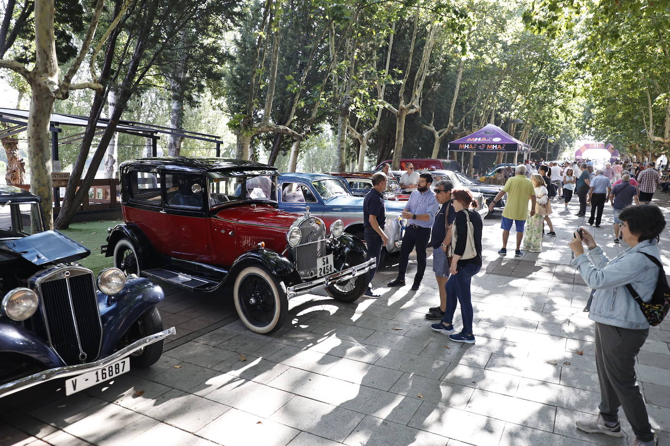 Los coches de época vuelven a llenar las calles salmantinas